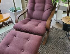 FUJI FURNITURE　FujiFurniture　冨士ファニチア　Agio　アージオ　1シーター　1人掛け　ソファ　パーソナルチェア　ラウンジチェア　オットマン付き　足置き付き　スツール付き　木製フレーム　成形合板　ウレタン　ハイバック　ファブリック　軽量ソファ　ベンディング　ロングセラー　両肘ソファ　リサイクルショップ　再良市場　天白　名東　昭和　千種　瑞穂　緑　日進　豊明　東郷　おススメ　オススメ お洒落　オシャレ　中古　美品