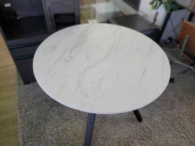 大川家具　ダイニングテーブル　カフェテーブル　ラウンドテーブル　丸テーブル　ブラック脚　REGLUS　レグルス　大理石調　大理石柄　メラミン天板　　メラミナイト　Melamine　耐水性　耐熱　耐衝撃　耐紫外線　耐摩耗　耐剥離性　石目柄　石目調　モダン　シンプル　リサイクル　最良市場　天白区　名東区　昭和区　千種区　瑞穂区　緑区　日進市　豊明市　東郷町　買取　出張買取　高価買取　販売　お値打ち　特価　1点物　1点モノ　早い者勝ち　おすすめ　おしゃれ　中古品　中古美品　キレイ