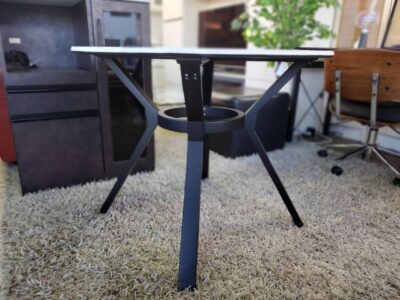 大川家具　ダイニングテーブル　カフェテーブル　ラウンドテーブル　丸テーブル　ブラック脚　REGLUS　レグルス　大理石調　大理石柄　メラミン天板　　メラミナイト　Melamine　耐水性　耐熱　耐衝撃　耐紫外線　耐摩耗　耐剥離性　石目柄　石目調　モダン　シンプル　リサイクル　最良市場　天白区　名東区　昭和区　千種区　瑞穂区　緑区　日進市　豊明市　東郷町　買取　出張買取　高価買取　販売　お値打ち　特価　1点物　1点モノ　早い者勝ち　おすすめ　おしゃれ　中古品　中古美品　キレイ