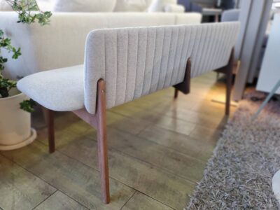 MORITA　モリタインテリア　Mirage　ミラージュ　seti　セティベンチ　ソファベンチ　ダイニングベンチ　背付きベンチ　ベンチ　グレー　ファブリック　布張り　木製ふれーう　レッドオーク材　無垢材　ナチュラル　カジュアル　モダン　シンプル　国産メーカー　日本製　国産家具　リサイクル　最良市場　天白区　名東区　昭和区　千種区　瑞穂区　緑区　日進市　豊明市　東郷町　買取　出張買取　高価買取　販売　お値打ち　特価　1点物　1点モノ　早い者勝ち　おすすめ　おしゃれ　中古品