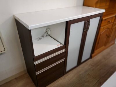 キッチンカウンター　キッチン収納　食器棚　壁面収納　作業台　カウンター　ダークブラウン　白鏡面　ホワイト天板　モダン　リサイクルショップ　再良市場　天白　名東　昭和　千種　瑞穂　緑　日進　豊明　東郷　おススメ　オススメ お洒落　オシャレ　中古