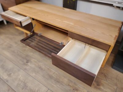 Kuwaya　久和屋　Suite　スイート　テレビボード　テレビ台　ローボード　TVボード　TV台　タモ　ブラックウォールナット　　国産静岡家具　タモ・ライト　ソフトダウンステー　格子デザイン　挽脚　5枚組み接ぎ　組み接ぎ　
リサイクル　最良市場　天白区　名東区　昭和区　千種区　瑞穂区　緑区　日進市　豊明市　東郷町　買取　出張買取　高価買取　販売　お値打ち　特価　1点物　1点モノ　早い者勝ち　おすすめ　おしゃれ　中古品　中古美品　キレイ