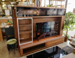 岡家具　大川家具　リビングボード　テレビボード　テレビ台　TVボード　TV台　廃タイプ　ジャンティ　照明付き　大容量　飾り棚　収納たっぷり　リビング収納　ウォールナットカラー　ウォルナットカラー　スタイリッシュ　モダン　インダストリアル　ミッドセンチュリー　カフェ風　男前　リサイクルショップ　再良市場　天白　名東　昭和　千種　瑞穂　緑　日進　豊明　東郷　おススメ　オススメ お洒落　オシャレ　中古