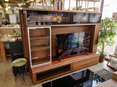 岡家具 大川家具 リビングボード テレビボード テレビ台 TVボード TV台 廃タイプ ジャンティ 照明付き 大容量 飾り棚 収納たっぷり リビング収納 ウォールナットカラー ウォルナットカラー スタイリッシュ モダン インダストリアル ミッドセンチュリー カフェ風 男前 リサイクルショップ 再良市場 天白 名東 昭和 千種 瑞穂 緑 日進 豊明 東郷 おススメ オススメ お洒落 オシャレ 中古