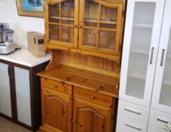 カントリー　カントリーデザイン　カントリースタイル　カップボード　キャビネット　食器棚　キッチンボード　キッチンキャビネット　ナチュラル　北欧　南欧　南欧カントリー　飾り棚　リサイクルショップ　再良市場　天白　名東　昭和　千種　瑞穂　緑　日進　豊明　東郷　おススメ　オススメ お洒落　オシャレ　中古