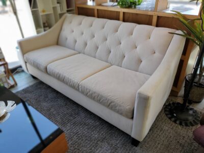 MaxHome　MAX-HOME　マックスホーム　3シーター　3人掛け　3人用　ソファ　　3シーターソファ　ファブリック　アイボリー　布張り　エレガント　クラシック　クラシカル　モダン　姫系　　プリンセス系　大人プリンセス　リサイクルショップ　再良市場　天白　名東　昭和　千種　瑞穂　緑　日進　豊明　東郷　おススメ　オススメ お洒落　オシャレ　中古