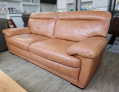 総革張り　3シーターソファ　本革使用　レザーソファ　ナツッジ　キャメルブラウン　キャメルカラー　北欧　ヴィンテージ風　ナチュラル　モダン　上品　エレガント　インダストリアル　カフェ風　2.5シーター　3人掛け　2.5人掛け　ソファ　本革ソファ　総革張りソファ　リサイクルショップ　再良市場　天白　名東　昭和　千種　瑞穂　緑　日進　豊明　東郷　おススメ　オススメ お洒落　オシャレ　中古