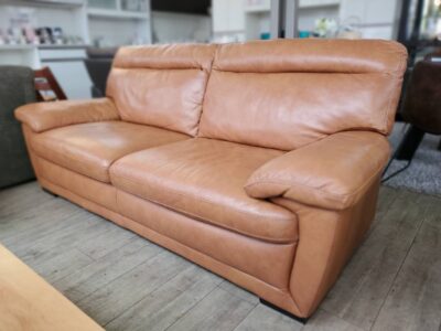 総革張り　3シーターソファ　本革使用　レザーソファ　ナツッジ　キャメルブラウン　キャメルカラー　北欧　ヴィンテージ風　ナチュラル　モダン　上品　エレガント　インダストリアル　カフェ風　2.5シーター　3人掛け　2.5人掛け　ソファ　本革ソファ　総革張りソファ　リサイクルショップ　再良市場　天白　名東　昭和　千種　瑞穂　緑　日進　豊明　東郷　おススメ　オススメ お洒落　オシャレ　中古