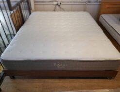 クイーンサイズベッド　クイーンサイズ　ベッド　ベッドセット　Qサイズ　クイーンベッド　Qベッド　マットレス　キングスダウン　KINGSDOWN　REGALIA　レガリア　IDC大塚家具　CIRCLET　サークレット　ヘッドボードなし　　シンプルデザイン　ベッドフレーム　木製　ウォールナットカラー　　リサイクルショップ　再良市場　天白　名東　昭和　千種　瑞穂　緑　日進　豊明　東郷　おススメ　オススメ お洒落　オシャレ　中古