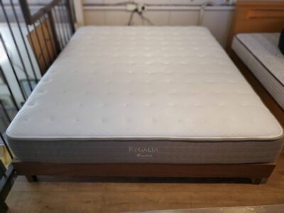 クイーンサイズベッド　クイーンサイズ　ベッド　ベッドセット　Qサイズ　クイーンベッド　Qベッド　マットレス　キングスダウン　KINGSDOWN　REGALIA　レガリア　IDC大塚家具　CIRCLET　サークレット　ヘッドボードなし　　シンプルデザイン　ベッドフレーム　木製　ウォールナットカラー　　リサイクルショップ　再良市場　天白　名東　昭和　千種　瑞穂　緑　日進　豊明　東郷　おススメ　オススメ お洒落　オシャレ　中古