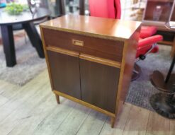 karimoku　カリモク家具　カリモク60+　カリモクロクマルプラス　ロクマルプラス　キャビネット　ロータイプ　E36257　高脚　上げ脚　ムテニエ　突板　窓下　窓辺　アンティーク調　和モダン　レトロ　リビング収納　キッチン収納　サイドボード　コンパクト　ウォールナットカラー　リサイクルショップ　再良市場　天白　名東　昭和　千種　瑞穂　緑　日進　豊明　東郷　おススメ　オススメ お洒落　オシャレ　中古