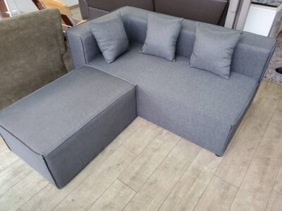 モデルルーム展示品　CHERRY　チェリー　桜屋工業　HOMEDAY　片アームソファ　右肘ソファ　2シーター　2人掛け　ソファ　オットマン付き　足置き付き　スツール付き　グレー　スクエアデザイン　クッション付き　カウチソファ　モデルルーム品　展示品　リサイクル　最良市場　天白区　名東区　昭和区　千種区　瑞穂区　緑区　日進市　豊明市　東郷町　買取　出張買取　高価買取　販売　お値打ち　特価　1点物　1点モノ　早い者勝ち　おすすめ　おしゃれ　中古品　中古美品　キレイ