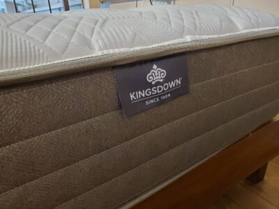 クイーンサイズベッド　クイーンサイズ　ベッド　ベッドセット　Qサイズ　クイーンベッド　Qベッド　マットレス　キングスダウン　KINGSDOWN　REGALIA　レガリア　IDC大塚家具　CIRCLET　サークレット　ヘッドボードなし　　シンプルデザイン　ベッドフレーム　木製　ウォールナットカラー　　　リサイクル　最良市場　天白区　名東区　昭和区　千種区　瑞穂区　緑区　日進市　豊明市　東郷町　買取　出張買取　高価買取　販売　お値打ち　特価　1点物　1点モノ　早い者勝ち　おすすめ　おしゃれ　中古品