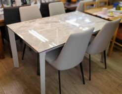 モデルルーム展示品　モデルルーム　展示品　　セラミックダイニング　セラミック天板　ダイニング5点セット　4人掛け　4人用　ダイニングセット　食卓テーブルセット　スチール脚　アスティ　アーバンホワイト　グレー系　グレーカラー　耐熱　耐汚性　耐摩耗性　　耐久性　耐紫外線　ダイニングチェア　アームレスチェア　ミドルバック　大理石調　石目柄　モダン　スタイリッシュ　リサイクルショップ　再良市場　天白　名東　昭和　千種　瑞穂　緑　日進　豊明　東郷　おススメ　オススメ お洒落　オシャレ　中古　美品