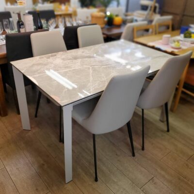 モデルルーム展示品　モデルルーム　展示品　　セラミックダイニング　セラミック天板　ダイニング5点セット　4人掛け　4人用　ダイニングセット　食卓テーブルセット　スチール脚　アスティ　アーバンホワイト　グレー系　グレーカラー　耐熱　耐汚性　耐摩耗性　　耐久性　耐紫外線　ダイニングチェア　アームレスチェア　ミドルバック　大理石調　石目柄　モダン　スタイリッシュ　リサイクルショップ　再良市場　天白　名東　昭和　千種　瑞穂　緑　日進　豊明　東郷　おススメ　オススメ お洒落　オシャレ　中古　美品 