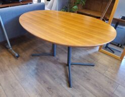 ACTUS　アクタス　OWN　オウンシリーズ　ビッグサイドテーブル　リビングダイニングテーブル　ロータイプ　リビングテーブル　2本脚　卵型　たまご型　ラウンド型　だ円　楕円形　アシンメトリー　作業台　スチール脚　スチールレッグ　リサイクルショップ　再良市場　天白　名東　昭和　千種　瑞穂　緑　日進　豊明　東郷　おススメ　オススメ お洒落　オシャレ　中古