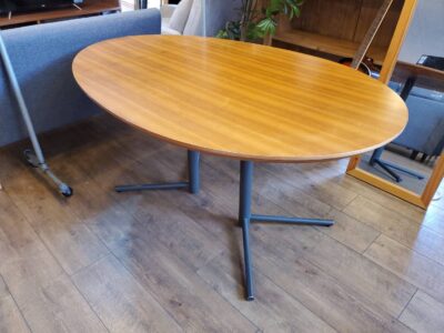 ACTUS　アクタス　OWN　オウンシリーズ　ビッグサイドテーブル　リビングダイニングテーブル　ロータイプ　リビングテーブル　2本脚　卵型　たまご型　ラウンド型　だ円　楕円形　アシンメトリー　作業台　スチール脚　スチールレッグ　リサイクルショップ　再良市場　天白　名東　昭和　千種　瑞穂　緑　日進　豊明　東郷　おススメ　オススメ お洒落　オシャレ　中古