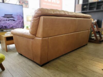 総革張り　3シーターソファ　本革使用　レザーソファ　ナツッジ　キャメルブラウン　キャメルカラー　北欧　ヴィンテージ風　ナチュラル　モダン　上品　エレガント　インダストリアル　カフェ風　2.5シーター　3人掛け　2.5人掛け　ソファ　本革ソファ　総革張りソファ　リサイクル　最良市場　天白区　名東区　昭和区　千種区　瑞穂区　緑区　日進市　豊明市　東郷町　買取　出張買取　高価買取　販売　お値打ち　特価　1点物　1点モノ　早い者勝ち　おすすめ　おしゃれ　中古品