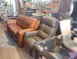 NITORI LE01 ダークブラウン レザー USBポート 2モーター ハイバック 電動リクライニングパーソナルチェア 1