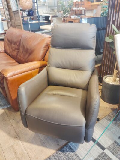 NITORI LE01 ダークブラウン レザー USBポート 2モーター ハイバック 電動リクライニングパーソナルチェア 2