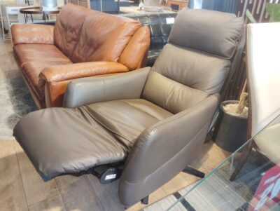 NITORI LE01 ダークブラウン レザー USBポート 2モーター ハイバック 電動リクライニングパーソナルチェア 4