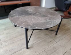 FUJIEI　藤栄　ピオニー　センターテーブル　ローテーブル　リビングテーブル　コーヒーテーブル　セラミックテーブル　セラミック天板　石目調　大理石調　石目柄　モダン　スタイリッシュ　スチール脚　ブラックスチール　モデルルーム展示品　モデルルーム　展示品　ラウンドテーブル　円形　丸テーブル　リサイクルショップ　再良市場　天白　名東　昭和　千種　瑞穂　緑　日進　豊明　東郷　おススメ　オススメ お洒落　オシャレ　中古　美品