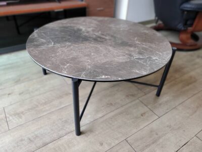 FUJIEI　藤栄　ピオニー　センターテーブル　ローテーブル　リビングテーブル　コーヒーテーブル　セラミックテーブル　セラミック天板　石目調　大理石調　石目柄　モダン　スタイリッシュ　スチール脚　ブラックスチール　モデルルーム展示品　モデルルーム　展示品　ラウンドテーブル　円形　丸テーブル　リサイクルショップ　再良市場　天白　名東　昭和　千種　瑞穂　緑　日進　豊明　東郷　おススメ　オススメ お洒落　オシャレ　中古　美品