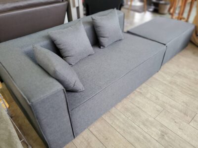 モデルルーム展示品　CHERRY　チェリー　桜屋工業　HOMEDAY　片アームソファ　右肘ソファ　2シーター　2人掛け　ソファ　オットマン付き　足置き付き　スツール付き　グレー　スクエアデザイン　クッション付き　カウチソファ　モデルルーム品　展示品　リサイクルショップ　再良市場　天白　名東　昭和　千種　瑞穂　緑　日進　豊明　東郷　おススメ　オススメ お洒落　オシャレ　中古　美品
