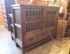 大江戸風　サイドボード　大江戸家具　和家具　和箪笥　キャビネット　収納　リビング収納　古風　框デザイン　和風　和モダン　レトロ　レトロモダン　古民家風　アンティーク風　ヴィンテージ　工芸家具　格子戸　リサイクルショップ　再良市場　天白　名東　昭和　千種　瑞穂　緑　日進　豊明　東郷　おススメ　オススメ お洒落　オシャレ　中古