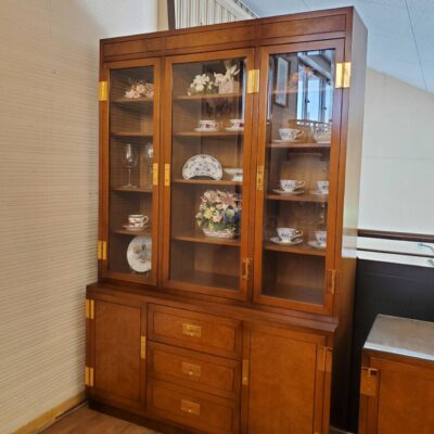 karimoku カリモク domani ドマーニ Morganton モーガントン 飾り棚 コレクションケース コレクションボード 書棚 カップボード 食器棚 ヒッコリーブラウン 真鍮 真鍮取っ手 高級 最高級 ガラス都扉 大型家具 リサイクルショップ 再良市場 天白 名東 昭和 千種 瑞穂 緑 日進 豊明 東郷 おススメ オススメ お洒落 オシャレ 中古