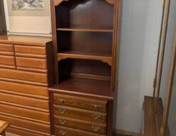 Broyhill　ブロイヒル　アメリカ製　シェルフチェスト　木製　カップボード　ウッドシェルフ　ミッドセンチュリー　ヴィンテージ　クラシック家具　老舗家具ブランド　リビング　書斎　書棚　ブックシェルフ　本棚　店舗什器　USA　チェストラック　リサイクルショップ　再良市場　天白　名東　昭和　千種　瑞穂　緑　日進　豊明　東郷　おススメ　オススメ お洒落　オシャレ　中古