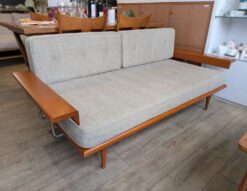 ACME FURNITURE　アクメファニチャー　CARDIFF　カーディフ　ソファ　2.5シーター　2.5人掛け　ワイド2シーター　2人掛け　3人掛け　3シーター　ソファ　デイベッド　アメリカンヴィンテージ　アメリカンビンテージ　西海岸　ブルックリン　アンティークスタイル　レトロ　ロ＾スタイル　ファブリック　カバーリング　リサイクルショップ　再良市場　天白　名東　昭和　千種　瑞穂　緑　日進　豊明　東郷　おススメ　オススメ お洒落　オシャレ　中古