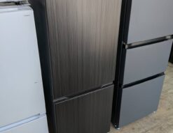 AQUA　アクア　200L　2ドア　冷蔵庫　冷凍冷蔵庫　2023年製　AQR-20E3　ウッドブラック　木目調ブラック　大容量冷凍室　省スペース　コンパクト　ストライプ　モダン　自炊派シングル　1人暮らし　2人暮らし　耐熱トップテーブル　耐熱100℃テーブル　壁ピタ設置　高年式　リサイクルショップ　再良市場　天白　名東　昭和　千種　瑞穂　緑　日進　豊明　東郷　おススメ　オススメ お洒落　オシャレ　中古　美品