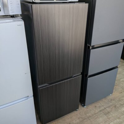 AQUA アクア 200L 2ドア 冷蔵庫 冷凍冷蔵庫 2023年製 AQR-20E3 ウッドブラック 木目調ブラック 大容量冷凍室 省スペース コンパクト ストライプ モダン 自炊派シングル 1人暮らし 2人暮らし 耐熱トップテーブル 耐熱100℃テーブル 壁ピタ設置 高年式 リサイクルショップ 再良市場 天白 名東 昭和 千種 瑞穂 緑 日進 豊明 東郷 おススメ オススメ お洒落 オシャレ 中古 美品