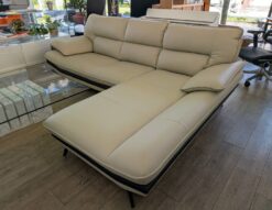 カウチソファ　コーナーソファ　L字ソファ　レザーソファ　本革使用　本革カウチソファ　　左カウチ　ハイバック　ポケットコイル　ベージュ　ブラック脚　硬め　ロボット掃除機対応　モダン　スタイリッシュ　かっこいい　ナチュラル　リサイクルショップ　再良市場　天白　名東　昭和　千種　瑞穂　緑　日進　豊明　東郷　おススメ　オススメ お洒落　オシャレ　中古