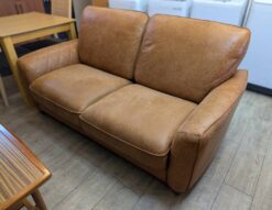 RELAX FORM　RelaxForm　リラックスフォーム　2シーターソファ　2人掛け　2シーター　ソファ　COLUMBUS　コロンバス　レザーテックス　ステッチ　ブルックリン　ヴィンテージ　カフェ風　レトロ　オイルレザー調　キャメル　　キャメルカラー　ウレタンフォーム　フェザー使用　リサイクルショップ　再良市場　天白　名東　昭和　千種　瑞穂　緑　日進　豊明　東郷　おススメ　オススメ お洒落　オシャレ　中古