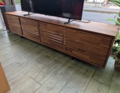 karimoku　カリモク　カリモク家具　テレビボード　テレビ台　TVボード　TV台　AVボード　ローボード　ウォールナットカラー　ウォルナットカラー　ダークブラウン　木目　木製　ストライプ　横格子　天然木　大型　リサイクルショップ　再良市場　天白　名東　昭和　千種　瑞穂　緑　日進　豊明　東郷　おススメ　オススメ お洒落　オシャレ　中古