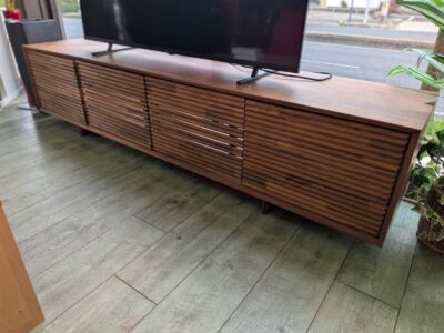 karimoku カリモク カリモク家具 テレビボード テレビ台 TVボード TV台 AVボード ローボード ウォールナットカラー ウォルナットカラー ダークブラウン 木目 木製 ストライプ 横格子 天然木 大型 リサイクルショップ 再良市場 天白 名東 昭和 千種 瑞穂 緑 日進 豊明 東郷 おススメ オススメ お洒落 オシャレ 中古