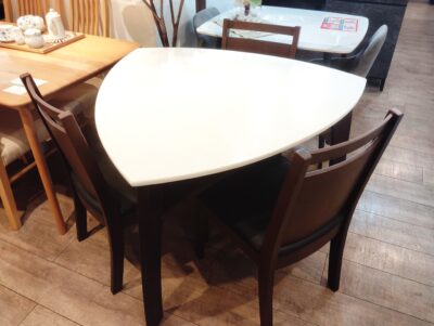 おにぎり型天板 三角形型 ダイニングセット チェア展示品 鏡面仕上げ ホワイト ダイニング4点セット 2