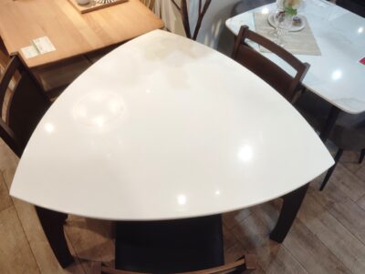 おにぎり型天板 三角形型 ダイニングセット チェア展示品 鏡面仕上げ ホワイト ダイニング4点セット 3