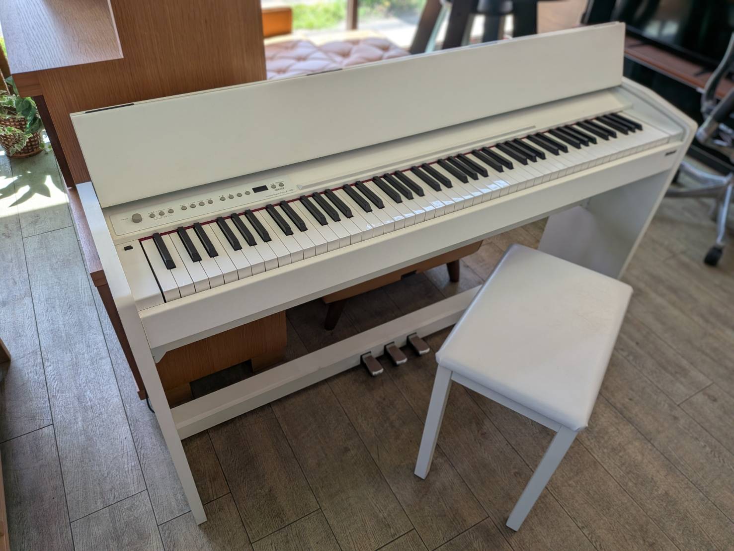 ☆Roland ローランド 電子ピアノ F-110 ホワイト コンパクト 椅子付き