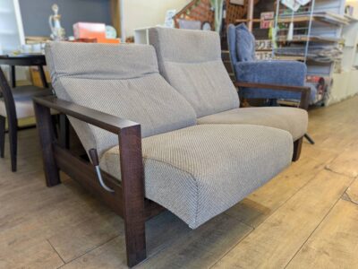 karimoku　カリモク家具　カリモク　2シーターソファ　2人掛け　リクライニングソファ　レバー操作　コンパクト　ハイバック　フルカバーリング　カバーリング仕様　上げ脚デザイン　ベージュ系　モダン　ナチュラル　リサイクル　最良市場　天白区　名東区　昭和区　千種区　瑞穂区　緑区　日進市　豊明市　東郷町　買取　出張買取　高価買取　販売　お値打ち　特価　1点物　1点モノ　早い者勝ち　おすすめ　おしゃれ　中古品