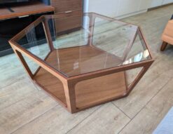 桜屋工業　CHERRY　チェリー　HOMEDAY　ホームデイ　センターテーブル　LT-69　リビングテーブル　ローテーブル　コーヒーテーブル　ガラステーブル　六角形　6角形強化ガラス　ウォールナット　ウォルナット　突板　変形　モダン　インダストリアル　メンズライク　男前　カフェ風　スタイリッシュ　リサイクルショップ　再良市場　天白　名東　昭和　千種　瑞穂　緑　日進　豊明　東郷　おススメ　オススメ お洒落　オシャレ　中古