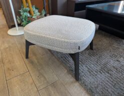 alfrex　アルフレックス　GIULIO　ジュリオ　オットマン　スツール　足置き　クラシカル　モダン　カバーリング仕様　パイピングカラー　C.O.D　シー・オー・ディー　ファブリック　リサイクルショップ　再良市場　天白　名東　昭和　千種　瑞穂　緑　日進　豊明　東郷　おススメ　オススメ お洒落　オシャレ　中古
