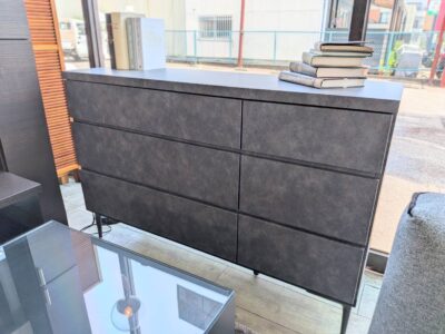 アルファタカバ 大川家具 サイドボード ホエール 収納家具 たんす タンス 箪笥 チェスト 引き出し収納 大理石調 石目柄 石目調 北欧 日本製 スタイリッシュ モダン ダークグレー ブラック スチール脚 大容量収納 フルスライドレール リサイクルショップ 再良市場 天白 名東 昭和 千種 瑞穂 緑 日進 豊明 東郷 おススメ オススメ お洒落 オシャレ 中古