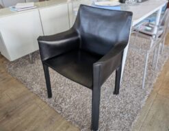 Cassina　カッシーナ　IXC.　ixc.　イクスシー　CAB　cab　キャブチェア　キャブ　アームチェア　ラウンジチェア　リビングチェア　ダイニングチェア　デスクチェア　ブラックレザー　厚革　モダン　デザイン家具　デザイナーズチェア　スタイリッシュ　高級　オフィス　店舗　リサイクルショップ　再良市場　天白　名東　昭和　千種　瑞穂　緑　日進　豊明　東郷　おススメ　オススメ お洒落　オシャレ　中古