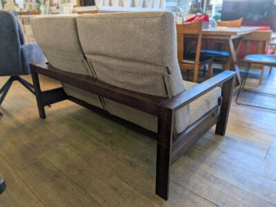 karimoku　カリモク家具　カリモク　2シーターソファ　2人掛け　リクライニングソファ　レバー操作　コンパクト　ハイバック　フルカバーリング　カバーリング仕様　上げ脚デザイン　ベージュ系　モダン　ナチュラル　リサイクル　最良市場　天白区　名東区　昭和区　千種区　瑞穂区　緑区　日進市　豊明市　東郷町　買取　出張買取　高価買取　販売　お値打ち　特価　1点物　1点モノ　早い者勝ち　おすすめ　おしゃれ　中古品