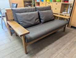 HIDA　飛騨産業　ソファ　ALMO　アルモシリーズ　2シーター　2人掛け　長椅子　キツツキマーク　和モダン　モダン　レトロ　カフェ風　古民家風　ナチュラル　北欧　木製フレーム　クッション付き　リサイクルショップ　再良市場　天白　名東　昭和　千種　瑞穂　緑　日進　豊明　東郷　おススメ　オススメ お洒落　オシャレ　中古