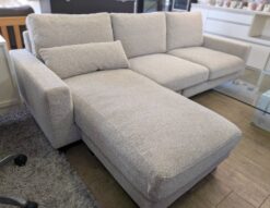 カウチソファ　3シーターソファ　3人掛け　ソファ　オットマン付き　ファブリック　布張り　グレー　カバーリング仕様　フェザー使用　フェザーたっぷり　大型　カジュアル　モダン　ナチュラル　リサイクルショップ　再良市場　天白　名東　昭和　千種　瑞穂　緑　日進　豊明　東郷　おススメ　オススメ お洒落　オシャレ　中古