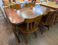 karimoku　カリモク　COLONIAL　コロニアルシリーズ　ダイニング5点セット　ダイニングセット　4人掛け　4人用　食卓テーブル　アンティーク調　ヴィンテージ風　カントリー　レトロ　和モダン　コロニアルスタイル　クラシック　スピンドル加工　紡錘形　民芸長　ぼかし塗装　リサイクルショップ　再良市場　天白　名東　昭和　千種　瑞穂　緑　日進　豊明　東郷　おススメ　オススメ お洒落　オシャレ　中古